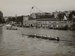 Maas wint van Triton en Nereus op de Amstel. Links het Amstel Hotel.
              <br/>
              Beeldbank gemeentearchief Amsterdam, juni 1930